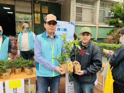 連續三年的贈苗活動皆由伍姓民眾拔得頭籌，由新竹處吳學平秘書贈送第一株樹苗 新竹林管處提供
